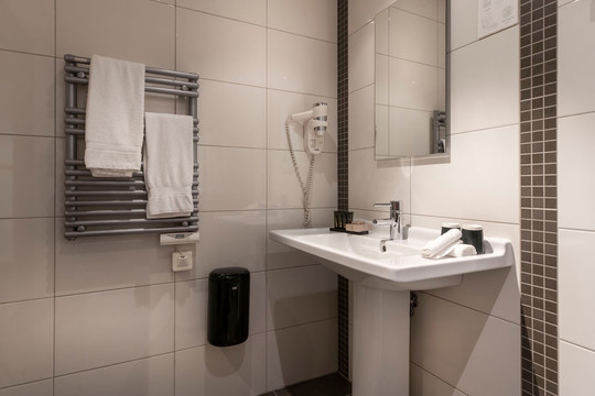 Salle de bain moderne avec douche effet pluie dans la Chambre Standard à l'hôtel Van der Valk Waterloo