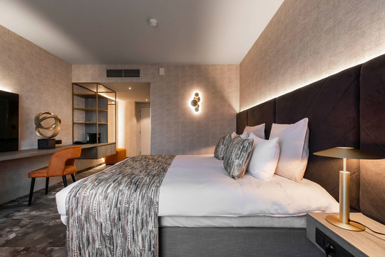 Lit king size dans la chambre Exécutive de l’hôtel Van der Valk à Waterloo