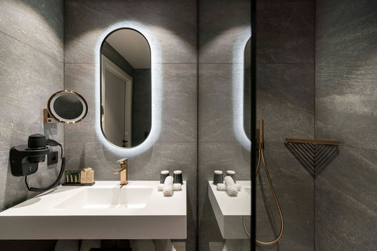 Douche à l’italienne moderne dans la salle de bain de la chambre Exécutive à l’hôtel Waterloo