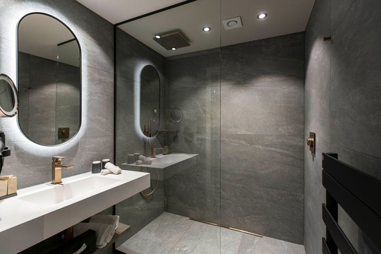 Salle de douche avec douche à l'italienne dans la chambre Exécutive de l’hôtel Van der Valk à Waterloo