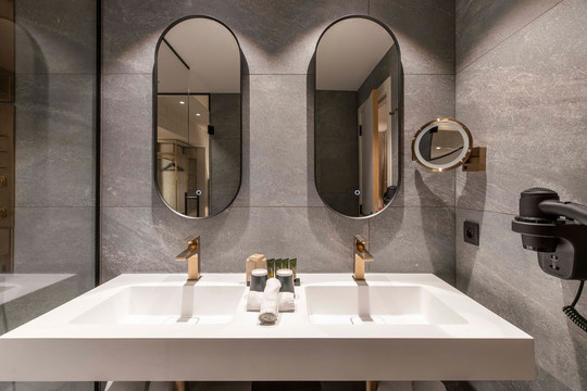 Double vasque moderne dans la salle de bain de la Junior Suite de notre hotel à Waterloo
