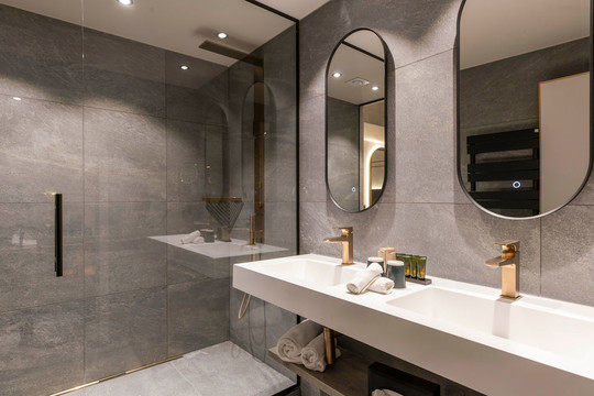 Douche à l’italienne de la chambre Junior Suite de notre hotel à Waterloo
