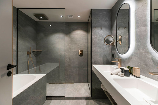 Douche à l’italienne et double vasque dans une suite de l’hôtel Van der Valk Waterloo
