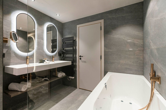 Salle de bain avec bain à bulles dans une suite de l’hôtel à Waterloo