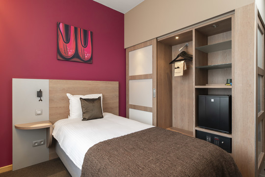 chambre single à Waterloo avec lit simple et bureau