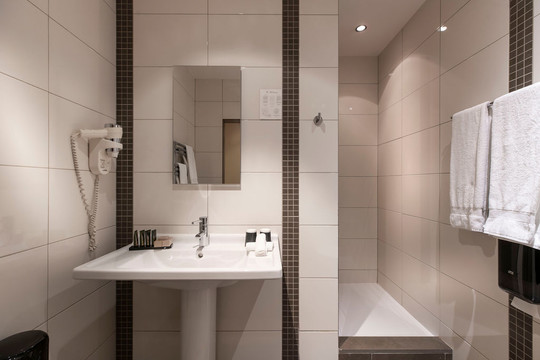 salle de bain avec douche effet pluie chambre single Hotel Waterloo