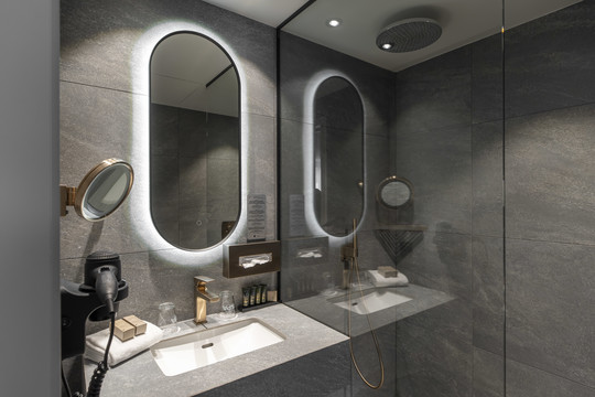 Salle de bain avec douche à l’italienne dans la chambre Deluxe de l’hôtel Van der Valk Waterloo