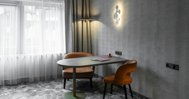 Coin salon spacieux et confortable dans la chambre Deluxe à l’hôtel Van der Valk Waterloo